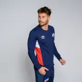 Buzo deportivo Umbro del Club Nacional de Football, modelo Premier, color azul marino con detalles en blanco en los puños y paneles laterales en rojo. Presenta el escudo del club en el pecho.