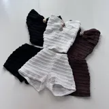 Conjunto de top strapless y short con textura arrugada, color marrón.