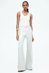 Musculosa de punto fino color blanco, entallada con escote en U adelante y atrás.