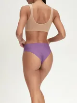Conjunto de ropa interior negro, compuesto por un corpiño triangular con tirantes finos y una bombacha tipo culotte de cobertura total.