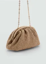 Bolso de mano tipo clutch color marrón claro, tejido a crochet.