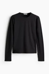 Remera negra de punto elástico, de corte ajustado, con cuello redondo y mangas largas.