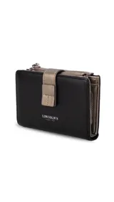 Billetera mediana de símil cuero negro con cierre de presilla metálica en color dorado/bronce. Presenta un monedero exterior con cierre y múltiples compartimentos interiores.