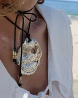 Collar con dije grande de bronce con forma de ostra y cordón de algodón ajustable color gris.