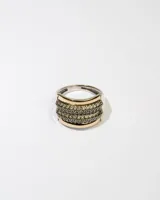 Anillo de plata 925 con dublé de oro y detalles de zirconias blancas.