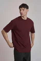 Remera color beige de corte recto y mangas cortas.