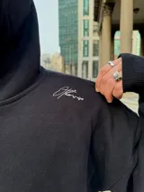 Hoodie negro de felpa con frisa gruesa, corte boxy, calce amplio y estampado en la espalda con la frase "YOUR WAY OF THINKING MAKES ME HOT".