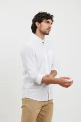 Camisa celeste de lino y algodón, de corte clásico, con cuello button-down y manga larga.