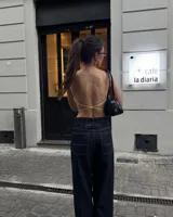 Top blanco tejido al crochet con tirantes finos.