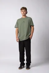 Remera oversize de algodón premium color negro, con estampado frontal minimalista de un sol y la frase "VCP CONCEPT STUDIO" en blanco.