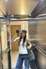 Remera blanca sin mangas.