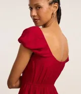 Vestido corto color rojo, con escote cuadrado, lazo en el busto, mangas cortas abullonadas y falda godê.