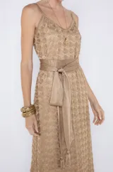 Vestido largo dorado con textura metalizada, escote en V y capa a juego.