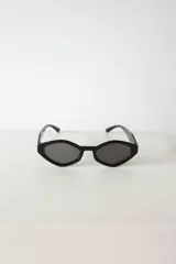 Lentes de sol negros con forma geométrica y protección UV400.