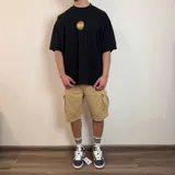 Bermuda cargo color beige de jean, corte regular y múltiples bolsillos.