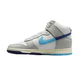 Championes Nike Dunk High Retro SE, de caña alta, color gris y blanco con detalles en azul.