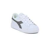 Championes urbanos Diadora modelo Knock On, color blanco, con logo lateral en material glitter gris oscuro. Presentan cordones blancos y suela de goma blanca.