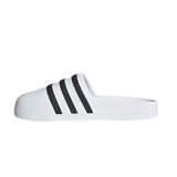 Ojotas Adidas Adifom Adilette blancas con tres tiras negras horizontales en la parte superior.