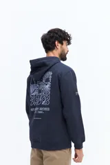 Canguro de algodón azul marino con capucha ajustable, puños y arte estampado en la espalda con motivos florales y texto que dice "ART GALLERY ARCHIVES No. 971 / TORINO It. BROOKSFIELD".