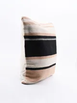 Funda de almohadón cuadrada con diseño de rayas horizontales en tonos beige, blanco y negro.