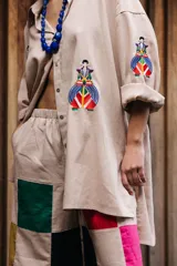 Pantalón de lino con diseño de cuadrados de colores y cintura elástica. Corte holgado.
