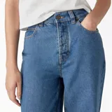 Pantalón de jean celeste, de corte recto y tiro alto.