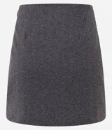 Minifalda gris de tweed con diseño cruzado, cierre lateral con cremallera oculta y dos botones dorados decorativos en la parte delantera.