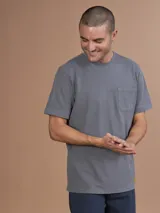 T-shirt de algodón en color gris con bolsillo frontal y corte clásico.