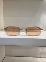 Lentes de sol con protección UV400 y patillas metálicas.