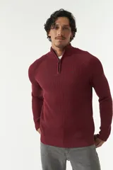 Sweater básico color beige de punto acanalado, con medio cierre frontal, cuello alto y logo bordado en el pecho.