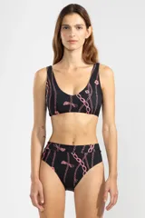 Top de bikini negro con estampado de cadenas y felinos rosados, escote en V, almohadillas removibles y tirantes de ancho intermedio.
