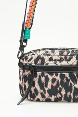 Bandolera de nylon matelassé con estampado de leopardo, correa larga regulable y correa de cordones trenzados de colores.
