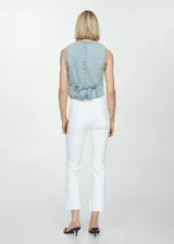 Jeans de tiro alto en estilo campana, confeccionados con algodón reciclado y elastano, con cierre de cremallera y botón, y bajo deshilachado.