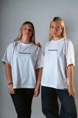 Remera blanca de manga corta raglán con costuras a la vista y logo 'bowuwana' estampado en el pecho.
