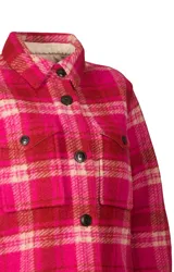 Chaqueta tipo camisa de lana a cuadros color fucsia, rojo y beige, con cuello camisero, cierre frontal con botones, dos bolsillos de parche en el pecho y mangas largas.