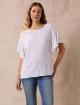 Blusa blanca de algodón texturado, marca Ruby Rd, con mangas cortas amplias.
