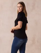 Remera de modal negra, marca Tahari, con cuello redondo y mangas cortas abullonadas con puño.