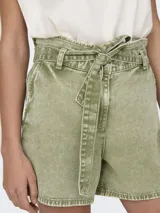 Short verde oliva con cintura alta, lazo para atar y bolsillos laterales.