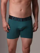 Pack de tres bóxers Calvin Klein de algodón, con cintura elástica con el logo de la marca. Incluye un bóxer negro, uno gris y uno azul petróleo.