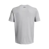 Remera gris de Under Armour con logo de la marca en azul y rojo.