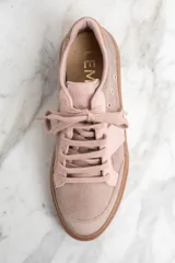Zapatillas bajas color rosa con capellada de gamuza y detalles en cuero con estampado animal print en el talón.