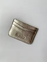 Tarjetero de cuero negro con cuatro divisiones para tarjetas y un bolsillo central.
