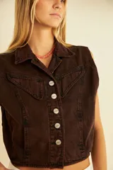 Chaleco marrón chocolate de jean con corte vintage oversize, cuello clásico, cierre frontal con botones y bolsillos con solapa.