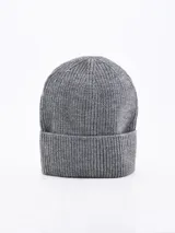 Gorro de lana negro con doblez en el borde.