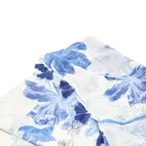Pashmina rectangular de viscosa liviana, color blanco con estampado floral en tonos de azul.