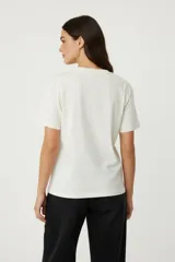 Remera de algodón blanca, corte holgado, con cuello redondo y manga corta. Estampado frontal con texto en color bordó: "I HATE YOU (FLIRTING)".