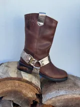 Bota de cuero marrón con estribo desmontable plateado.