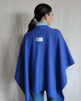 Ruana azul tejida con lana suave y duradera.