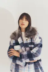 Tapado largo con estampado a cuadros en tonos marrón, beige y blanco. Presenta cuello con solapa y detalle de piel sintética.