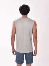 Musculosa verde militar de corte clásico.